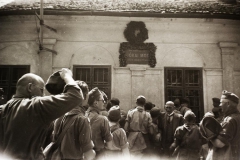 Király püspök utca 10., Jókai Mór szülőháza. A felvétel a Felvidék visszacsatolása után, a Budai Ciszterci Szent Imre Gimnázium cserkészcsapatának kirándulásán készült.